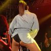 Anitta exibiu parte do hot pants ao dançar no show