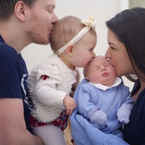 Michel Teló é realmente um pai apaixonado! O cantor divide fotos e vídeos encantadores com os filhos, Melinda e Teodoro