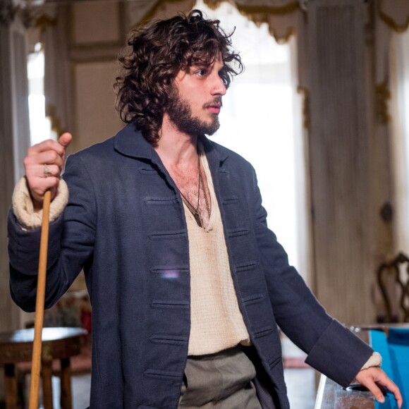 Novela 'Novo Mundo': Joaquim (Chay Suede) fica sabendo que Nívea (Viétia Zangrandi) corre perigo