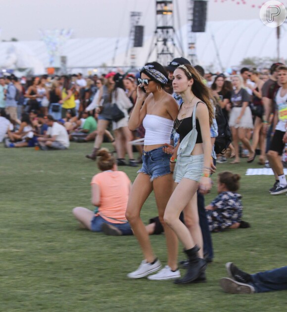 Kendall Jenner, irmã de Kim Kardashian foi ao festival acompanhada de amigas