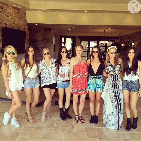 Paris Hilton posou com as amigas antes de ir ao festival