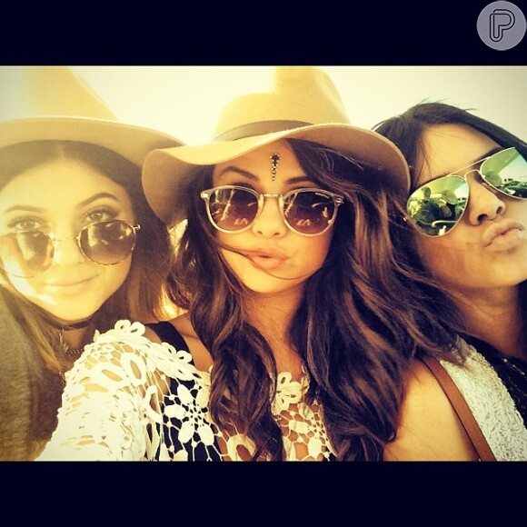 Selena Gomez posou com as amigas no festival de música