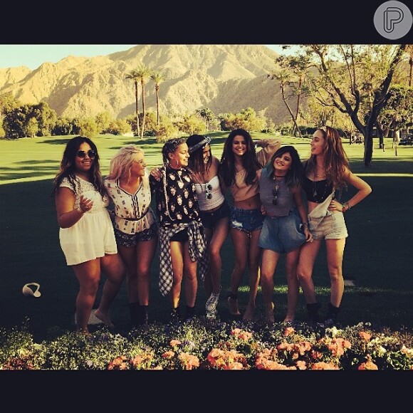 Selena Gomez foi com um grupo de amigas para o festival
