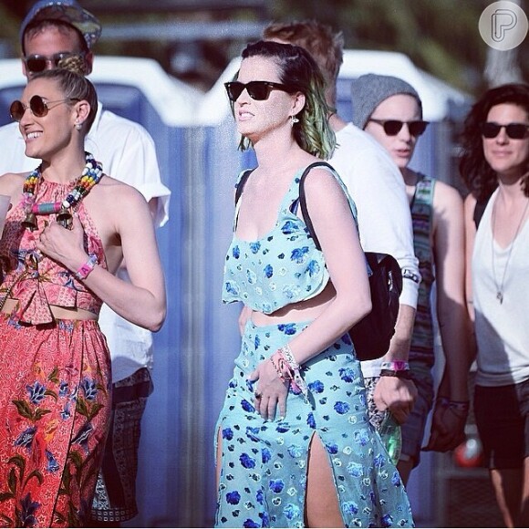 No segundo dia de festival, Katy escolheu um look fresquinho e floral