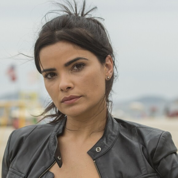 Antonia (Vanessa Giácomo) dá voz de prisão a Agnaldo (João Baldasserini), na novela 'Pega Pega'