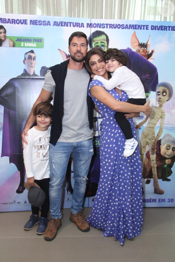 Juliana Paes levou o marido, Carlos Eduardo Baptista, e os filhos, Pedro e Antonio, para assistirem à pré-estreia do filme de animação 'Uma Família Feliz'