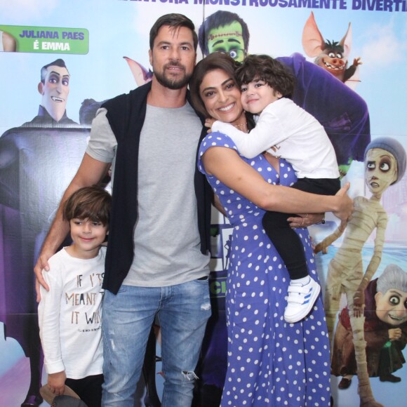 Juliana Paes levou o marido, Carlos Eduardo Baptista, e os filhos, Pedro e Antonio, para assistirem à pré-estreia do filme de animação 'Uma Família Feliz'