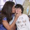 O caçula, Antonio, ganhou um beijo da mãe, Juliana Paes, na pré-estreia do filme 'Uma Família Feliz'
