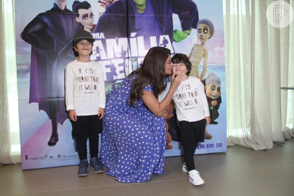 O caçula, Antonio, ganhou um beijo da mãe, Juliana Paes, na pré-estreia do filme 'Uma Família Feliz'