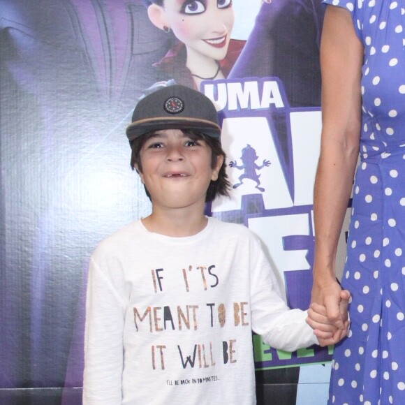 Pedro e Antonio roubaram a cena ao fazerem caras e bocas para posar com a mãe, Juliana Paes, na pré-estreia