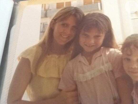 Recentemente, Victoria Beckham publicou em seu Twitter uma foto quando ainda era criança ao lado da mãe
