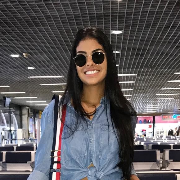 Munik Nunes posou na última semana no aeroporto segurando seu vestido de noiva