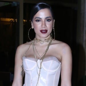 Anitta apostou em sandálias de plumas de R$ 130 para ir ao aniversário da cantora Preta Gil na terça-feira, 8 de agosto de 2017