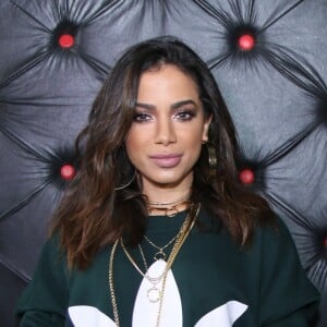 Anitta optou por uma carro verde, tipo pick-up, para supreender Mauro Machado neste Dia dos Pais, 13 de agosto de 2017