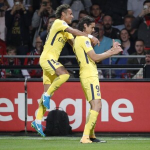 Neymar comemora gol ao lado de companheiro de equipe em jogo contra o Guingamp