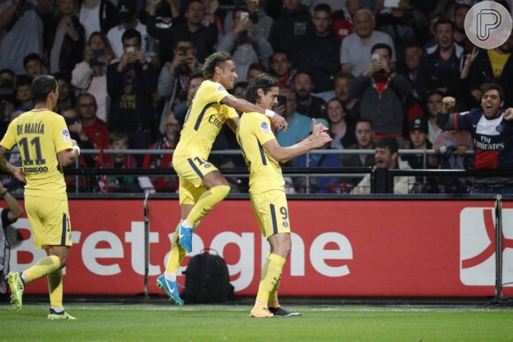 Neymar comemora gol ao lado de companheiro de equipe em jogo contra o Guingamp