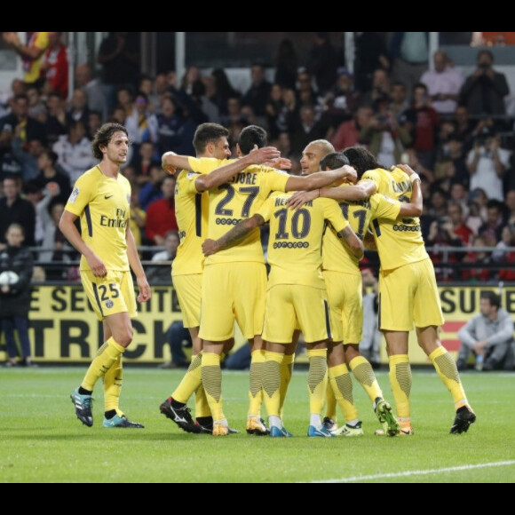 Neymar estreou com vitória no campo do Guingamp