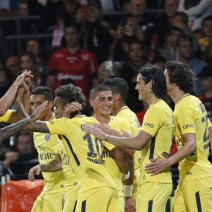 Neymar comemora gol com companheiros de equipe em sua estreia pelo PSG