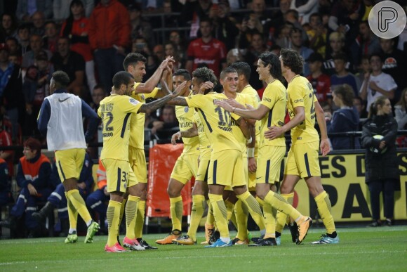 Neymar comemora gol com companheiros de equipe em sua estreia pelo PSG