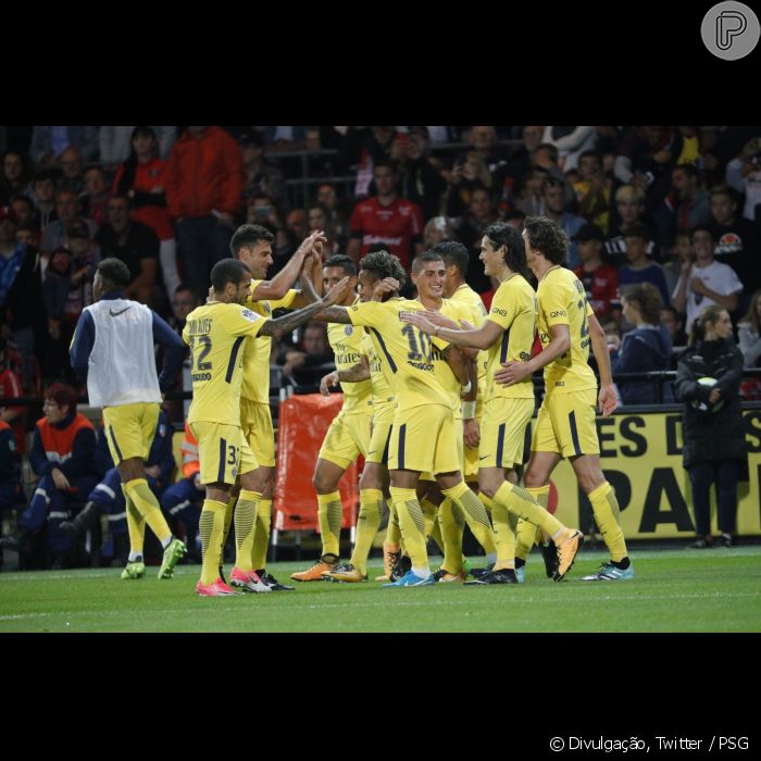 Neymar Comemora Gol Com Companheiros De Equipe Em Sua Estreia Pelo Psg