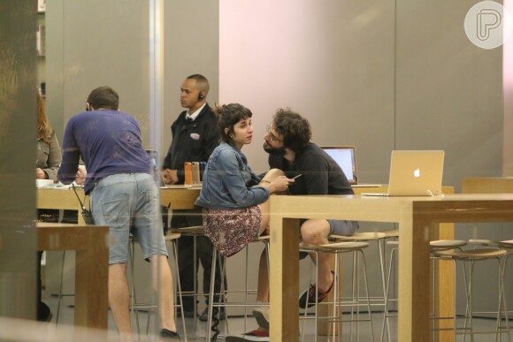 Humberto Carrão curte passeio abraçado à namorada, Chandelly Braz, no shopping Village Mall, na Barra da Tijuca, Zona Oeste do Rio de Janeiro, na noite deste domingo, 13 de agosto de 2017