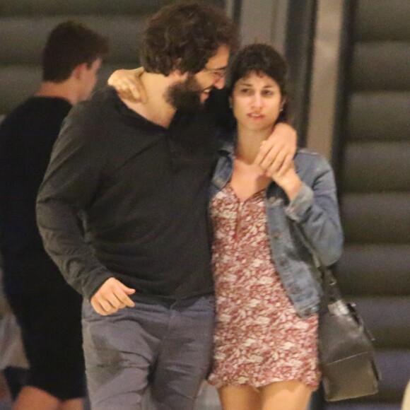 Humberto Carrão curte passeio abraçado à namorada, Chandelly Braz, no shopping Village Mall, na Barra da Tijuca, Zona Oeste do Rio de Janeiro, na noite deste domingo, 13 de agosto de 2017