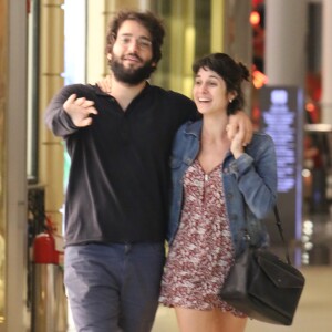 Humberto Carrão curte passeio abraçado à namorada, Chandelly Braz, no shopping Village Mall, na Barra da Tijuca, Zona Oeste do Rio de Janeiro, na noite deste domingo, 13 de agosto de 2017