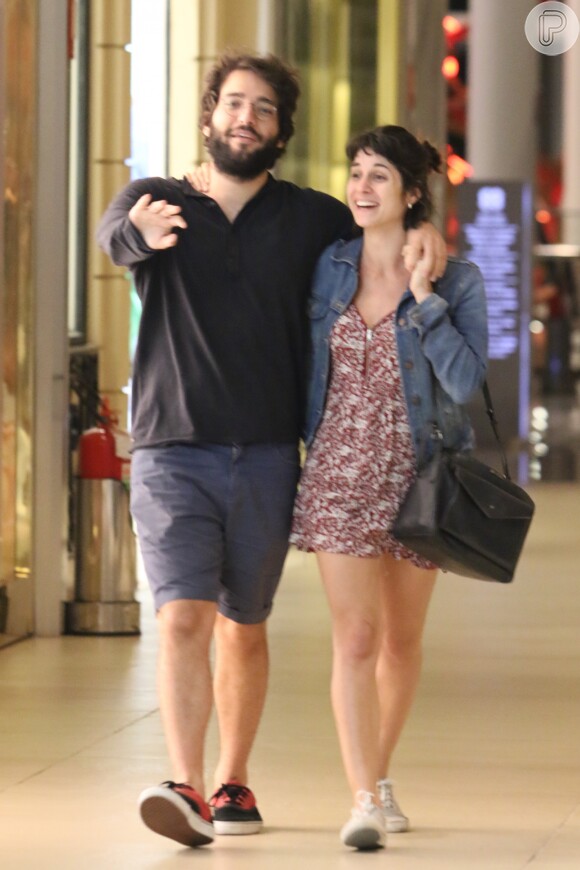 Humberto Carrão curte passeio abraçado à namorada, Chandelly Braz, no shopping Village Mall, na Barra da Tijuca, Zona Oeste do Rio de Janeiro, na noite deste domingo, 13 de agosto de 2017