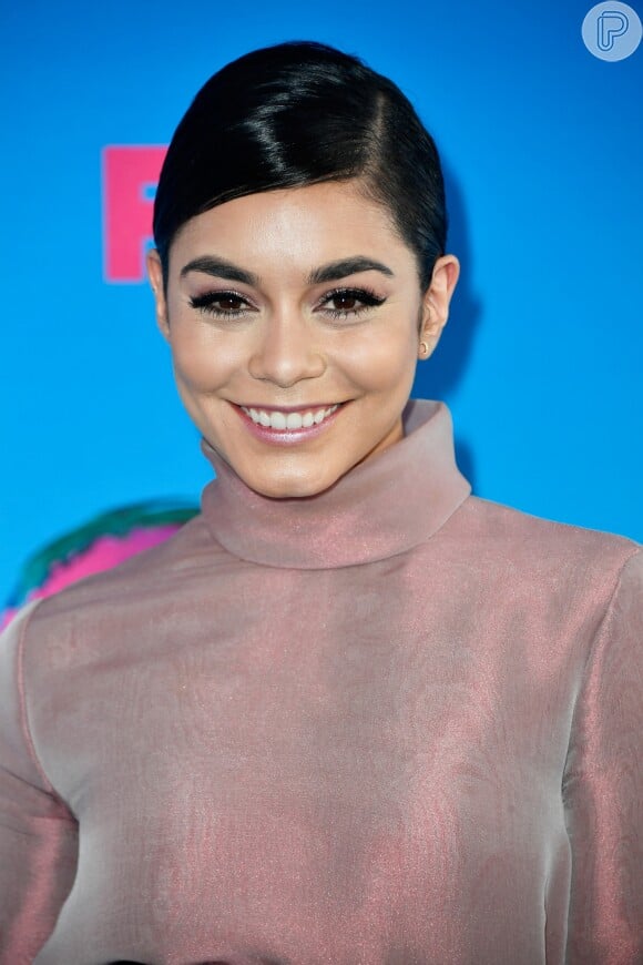 Vanessa Hudgens usou maquiagem com delineador e sombra e batom rosa metálico no Teen Choice Awards, realizado no Galen Center, em Los Angeles, neste domingo, 13 de agosto de 2017