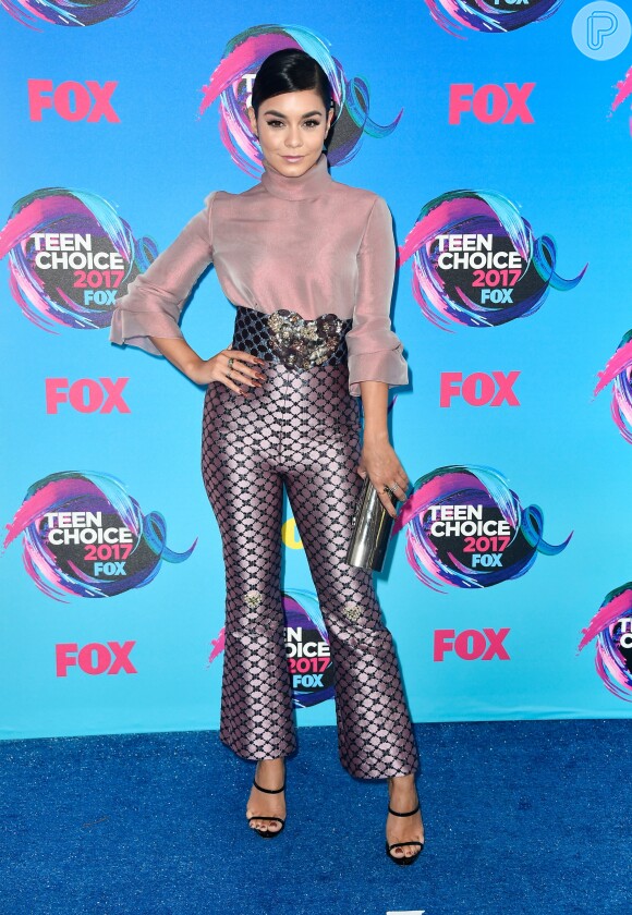Vanessa Hudgens apostou em calça de cintura alta Reem Acra outono 2017 no Teen Choice Awards, realizado no Galen Center, em Los Angeles, neste domingo, 13 de agosto de 2017