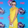 A atriz mirim Millie Bobby Brown apostou em sandálias coloridas Pierre Hardy para o Teen Choice Awards, realizado no Galen Center, em Los Angeles, neste domingo, 13 de agosto de 2017