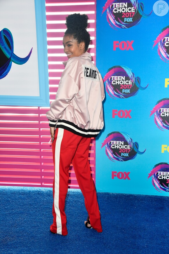 A atriz note-americana Yara Shahidi ainda usou blusa Libertine no Teen Choice Awards, realizado no Galen Center, em Los Angeles, neste domingo, 13 de agosto de 2017