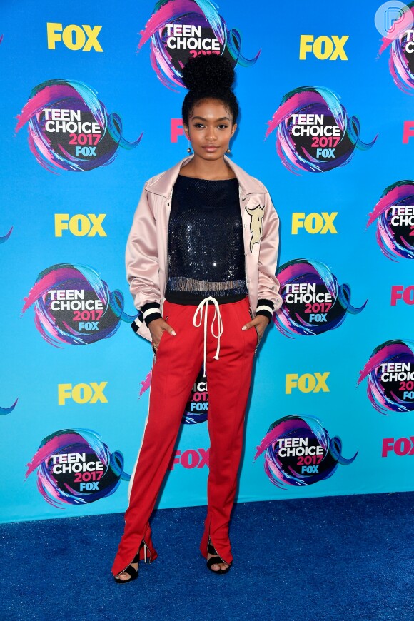 Yara Shahidi usou jaqueta e calça Fear of God no Teen Choice Awards, realizado no Galen Center, em Los Angeles, neste domingo, 13 de agosto de 2017