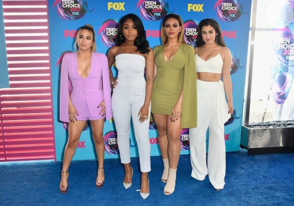 As meninas do grupo 'Fifth Harmony' marcaram presença no Teen Choice Awards 2017 com looks Lavish Alice