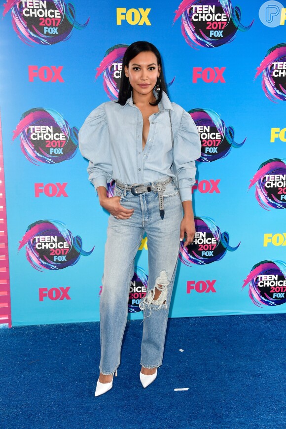 A cantora Naya Rivera apostou no jeans com camisa Marques' Almeida e calça no Teen Choice Awards, realizado no Galen Center, em Los Angeles, neste domingo, 13 de agosto de 2017