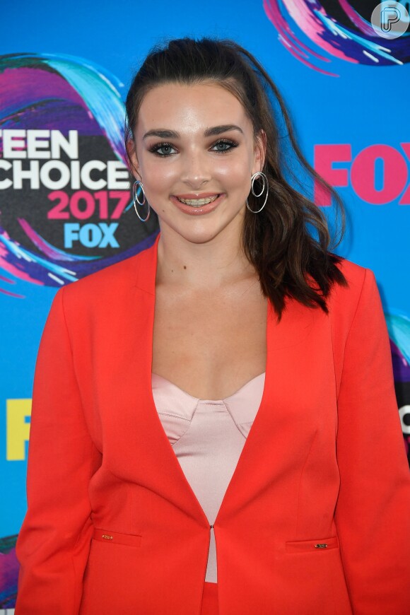 A atriz de 14 anos prendeu os cabelos em um rabo de cavalo para ir ao Teen Choice Awards, realizado no Galen Center, em Los Angeles, neste domingo, 13 de agosto de 2017