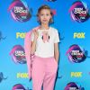 Grace VanderWaal usou sapatos Minna Parikka no Teen Choice Awards, realizado no Galen Center, em Los Angeles, neste domingo, 13 de agosto de 2017