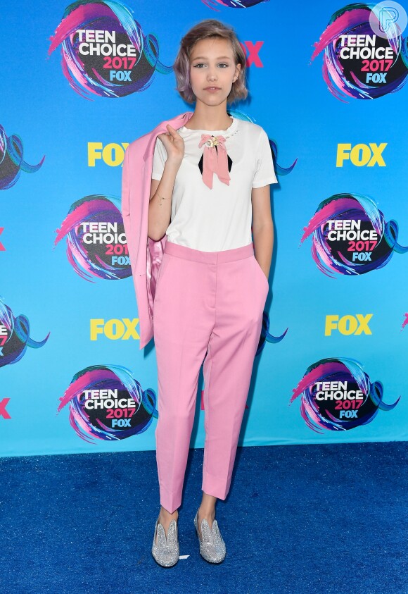 Grace VanderWaal usou sapatos Minna Parikka no Teen Choice Awards, realizado no Galen Center, em Los Angeles, neste domingo, 13 de agosto de 2017
