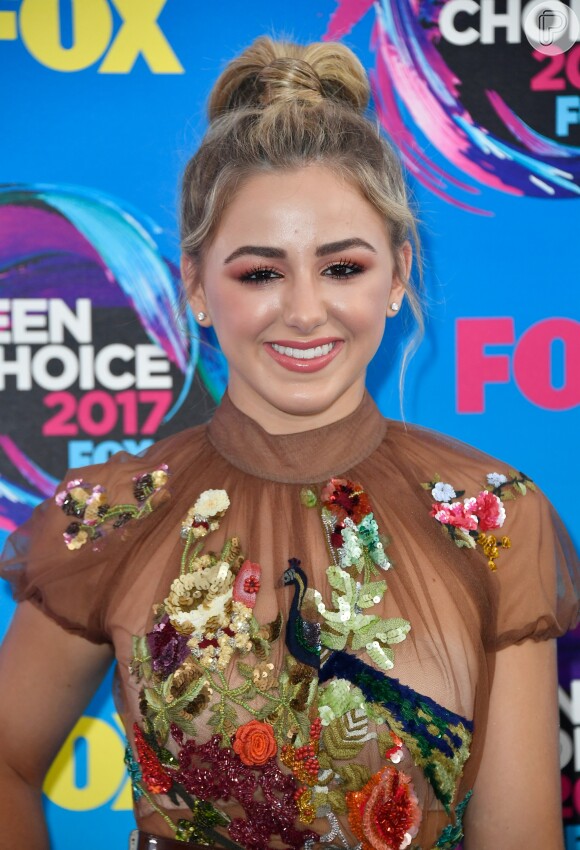 Os look da dançarina Chloe Lukasiak para o Teen Choice Awards 2017 contava com bordados na parte superior