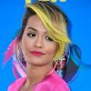 Rita Ora combinou o batom com o look rosa no Teen Choice Awards, realizado no Galen Center, em Los Angeles, neste domingo, 13 de agosto de 2017