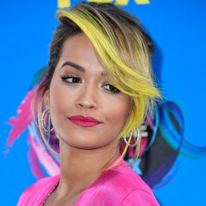 Rita Ora combinou o batom com o look rosa no Teen Choice Awards, realizado no Galen Center, em Los Angeles, neste domingo, 13 de agosto de 2017