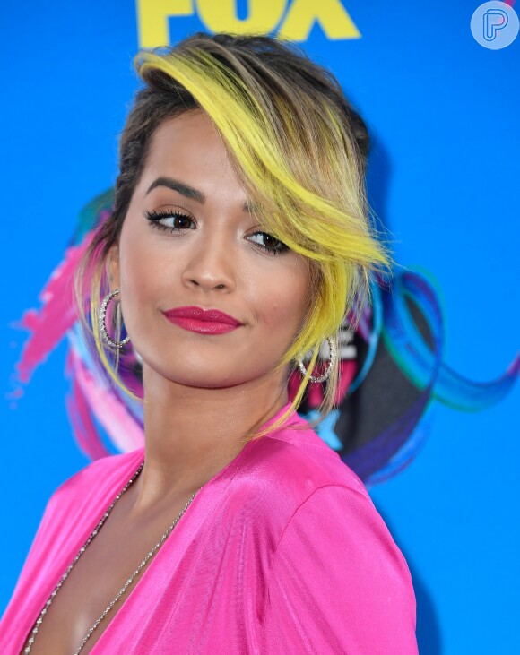 Rita Ora combinou o batom com o look rosa no Teen Choice Awards, realizado no Galen Center, em Los Angeles, neste domingo, 13 de agosto de 2017