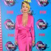 Rita Ora usou look decotado Alexandre Vauthier no Teen Choice Awards, realizado no Galen Center, em Los Angeles, neste domingo, 13 de agosto de 2017