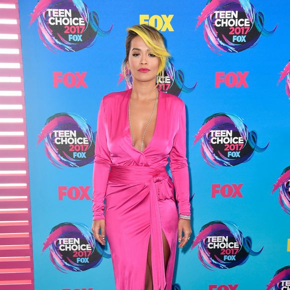 Rita Ora usou look decotado Alexandre Vauthier no Teen Choice Awards, realizado no Galen Center, em Los Angeles, neste domingo, 13 de agosto de 2017
