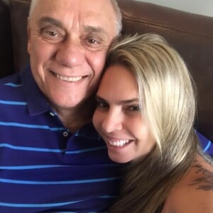 Marcelo Rezende foi clicado em almoço com a namorada, Luciana Lacerda, e amigos