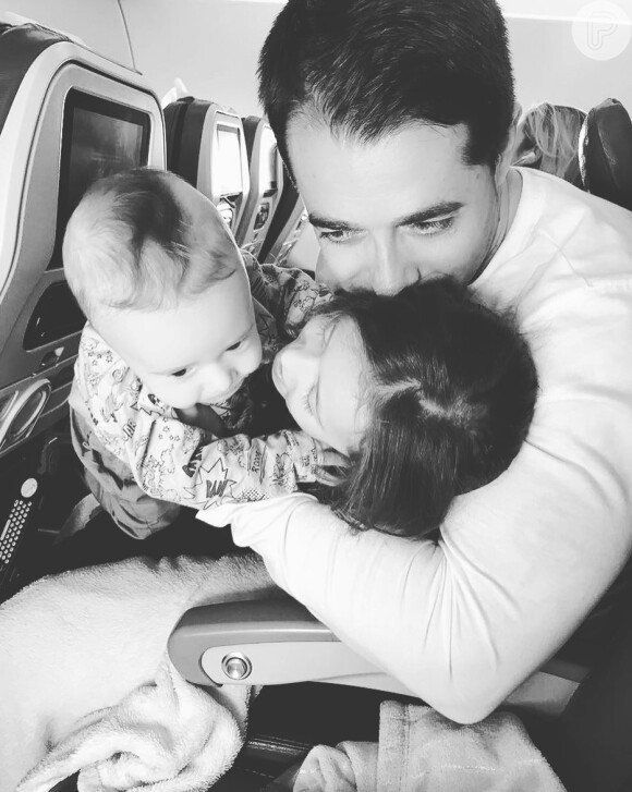 Simaria, da dupla com Simone, mostrou foto rara do marido, Vicente, com os filhos, Giovanna e Pawel, no domingo, 13 de agosto de 2017