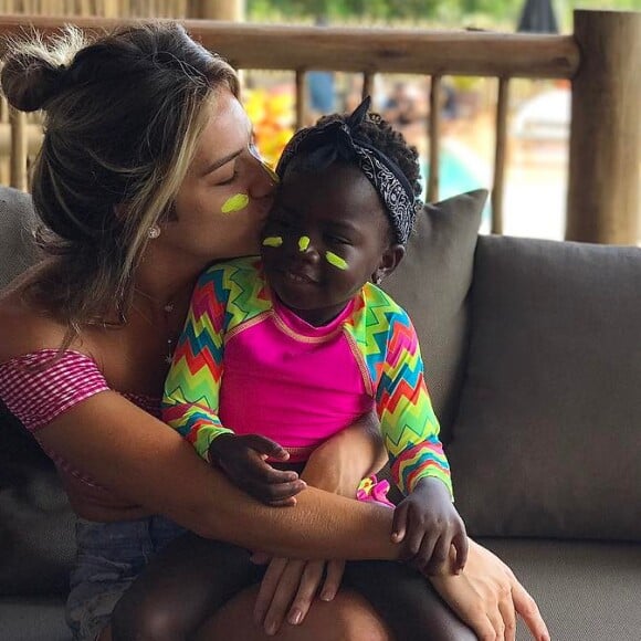 Giovanna Ewbank contou que tinha fixação por roupa infantil antes de adotar Títi