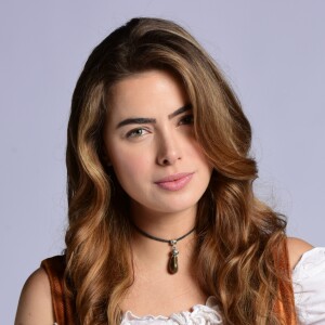 Pietra (Rayanne Morais) foi raptada a mando de Otoniel (Kadu Moliterno), diz Cedric, com raiva, ao segurar seu rosto, no capítulo de terça-feira, 22 de agosto de 2017, da novela 'Belaventura'