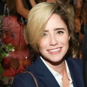 Fernanda Vasconcellos exibe novo visual, com fios loiros, em casamento de amigos, ao lado de Cássio Reis