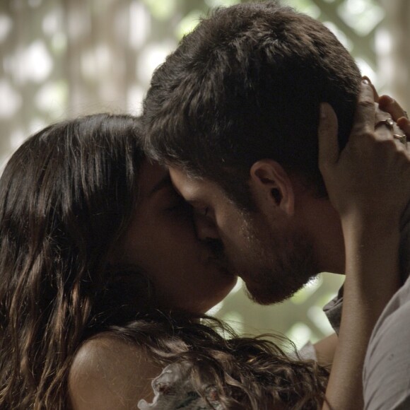 Ritinha (Isis Valverde) beija Zeca (Marco Pigossi) na novela 'A Força do Querer'